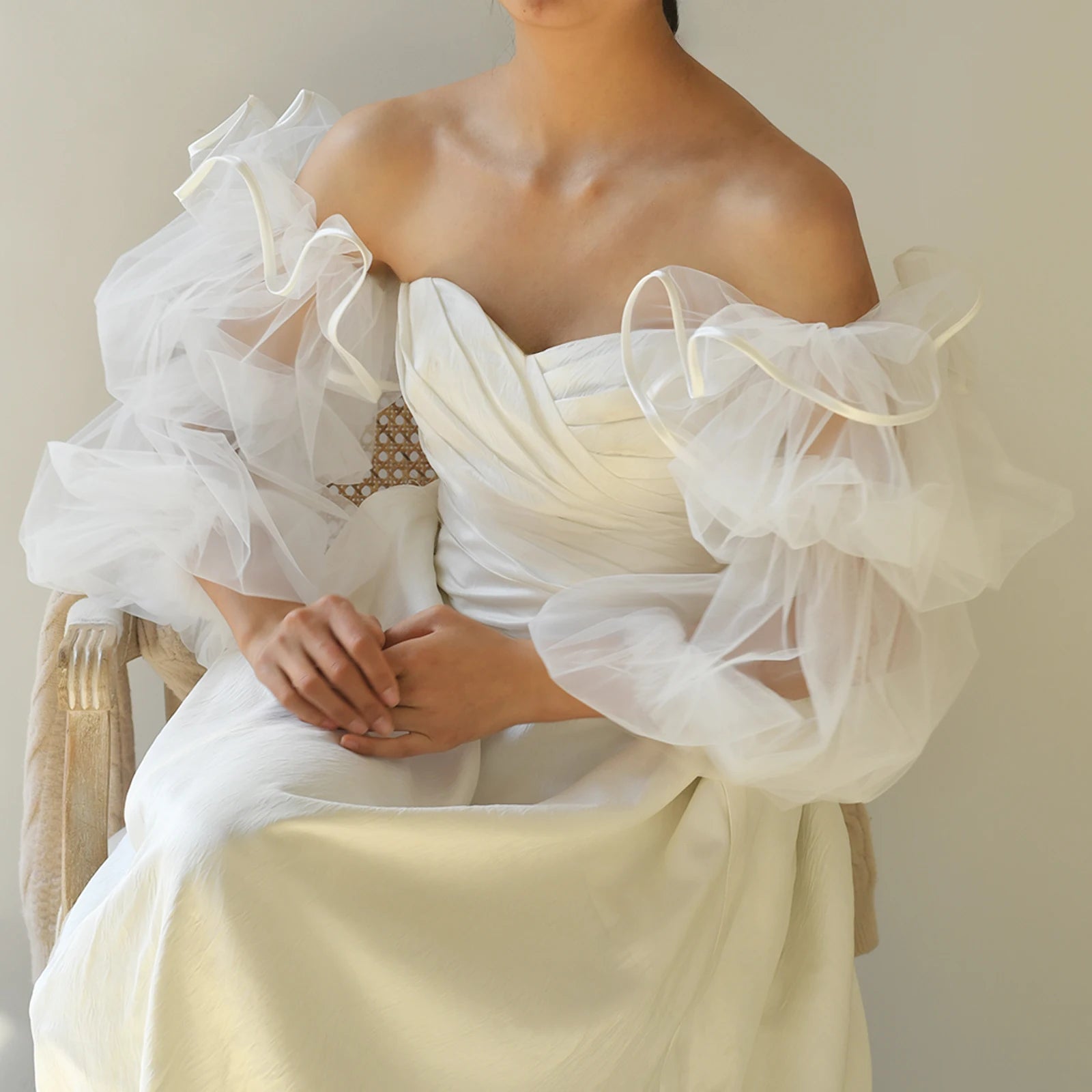 Wavy Ruffle Mesh Bridal Gloves
